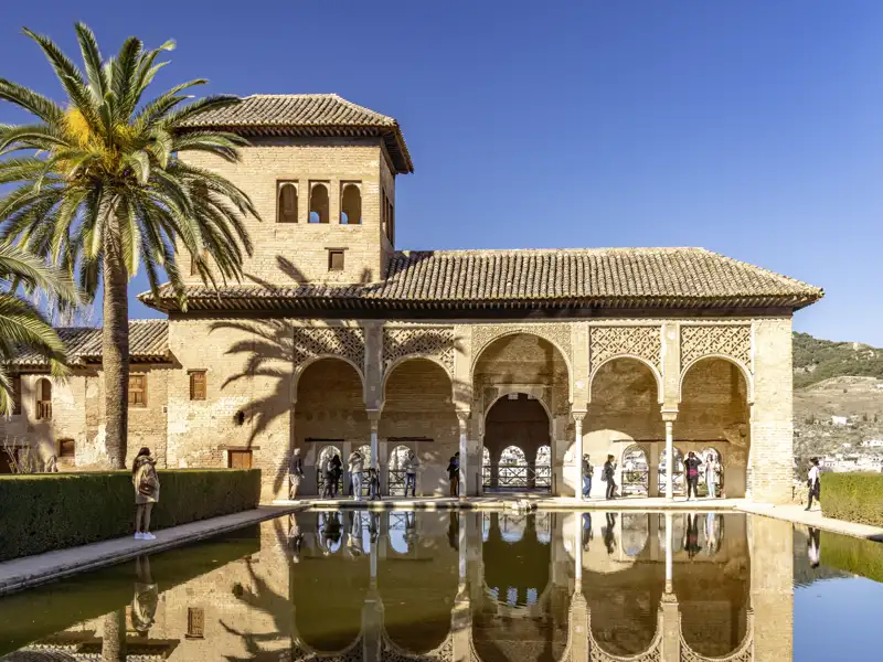 Einer der Höhepunkte unserer elftägigen klassischen Studienreise durch Andalusien ist der Besuch der Alhambra mit dem Partal-Palast und den Gärten des Generalife in Granada.