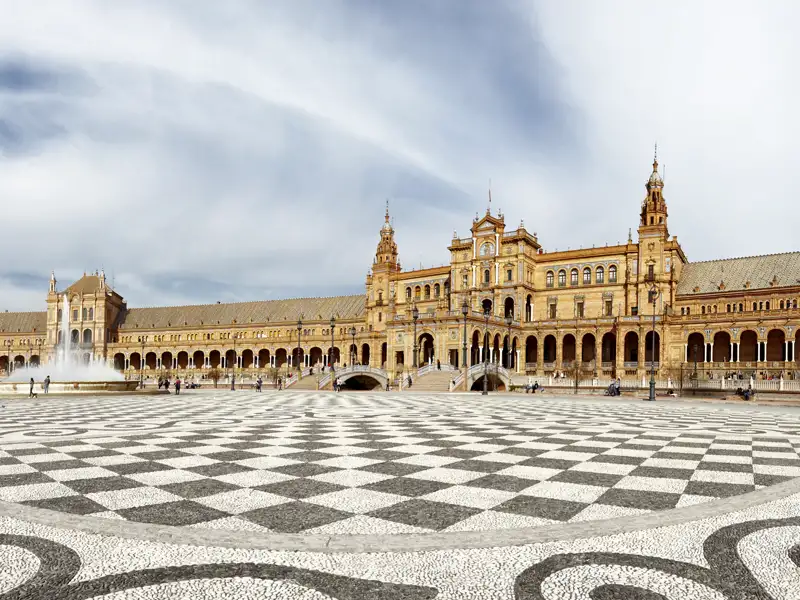 Mit Studiosus-Reiseleitung in elf Tagen auf klassischer Route zu den Kunstschätzen Andalusiens geht es auf unserer Klassik-Studienreise Andalusien - Morgenland und Abendland. In Andalusiens Hauptstadt Sevilla beeindruckt uns die Plaza de España mit ihrer aufwendigen Architektur.