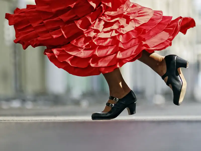 Mit Studiosus-Reiseleitung in elf Tagen auf klassischer Route zu den Kunstschätzen Andalusiens geht es auf unserer Klassik-Studienreise Andalusien - Morgenland und Abendland. Zur spanischen Kultur gehören feurige Tänze wie Flamenco, Bolero und Paso doble.