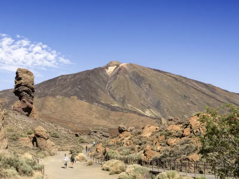 Unsere Naturerlebnis-Studienreise auf die Kanaren führt uns auch auf die Insel Teneriffa. Bizarre Felsen in Lavaschwarz, wie überdimensionale Termitenhügel, beeindrucken uns auf dem Spaziergang durch die Cañadas am Fuße des Vulkans Teide.
