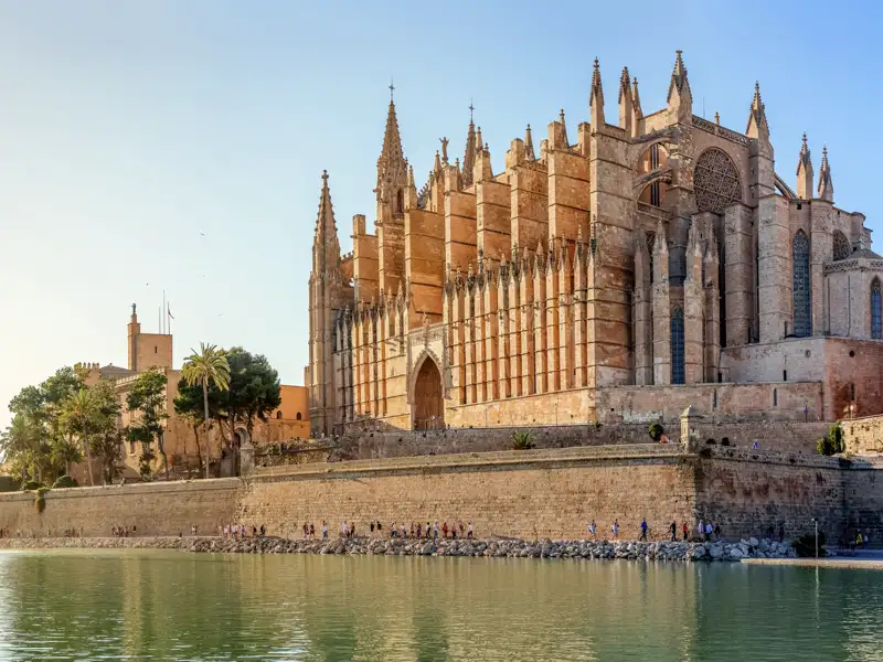 Auf der Studiosus-Reise nach Mallorca erkunden wir die Altstadt von Palma, besichtigen die imposante Kathedrale La Seu und die arabischen Bäder – und genießen typisches Schmalzgebäck beim entspannten Leuteschauen.