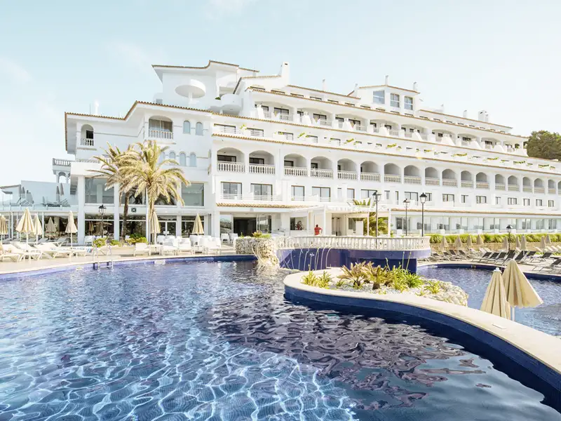 Auf der Studiosus-Wanderreise auf Mallorca ist das Hotel Sentido Punta del Mar in Santa Ponca, im Südwesten der Insel gelegen, die ideale Basis für unsere Ausflüge. Entspannung bieten der Pool mit Sonnenterrasse sowie ein Wellnessbereich.