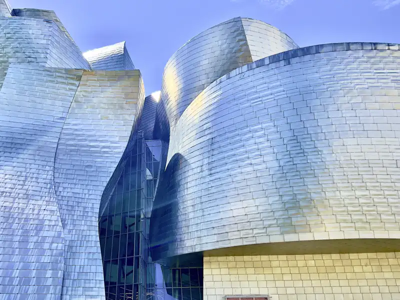 Unsere Studiosus-Reise durch die Pyrenäen beginnt in Bilbao – mit einem Besuch des weltberühmten Guggenheim-Museums. Die eindrucksvolle Außenansicht des von Stararchitekt Frank Gehry entworfenen Museums mit seinen geschwungenen Titanfassaden ist ein Highlight moderner Architektur und ein Symbol für den kulturellen Wandel der Stadt.