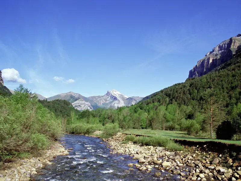 Erleben Sie auf unserer geführten Studienreise durch die Pyrenäen unvergessliche Wanderungen durch grüne Täler, zu kristallklaren Bergseen und beeindruckenden Wasserfällen – inmitten der atemberaubenden Natur von Frankreich und Spanien.