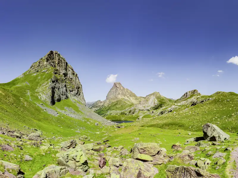 Auf dieser geführten Studiosus-Wanderreise erleben wir den Pyrenäen-Nationalpark in seiner ganzen Pracht: Mit dem markanten Zacken des Pic du Midi d’Ossau im Blick, führt unser Weg durch die eindrucksvolle Berglandschaft bis zum idyllisch gelegenen Lac Roumassot.