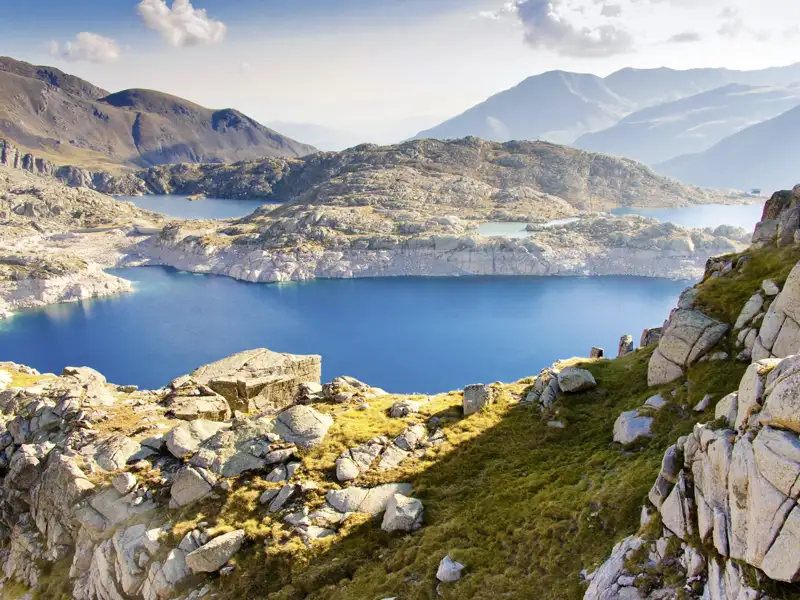 Erleben Sie auf der Studiosus-Wanderreise durch die Pyrenäen unvergessliche Naturmomente im katalanischen Nationalpark Aigüestortes. Wir wandern entlang kristallklarer Bäche, vorbei an rauschenden Wasserfällen und tiefblauen Gletscherseen – umgeben von der imposanten Bergkulisse der spanischen Pyrenäen.