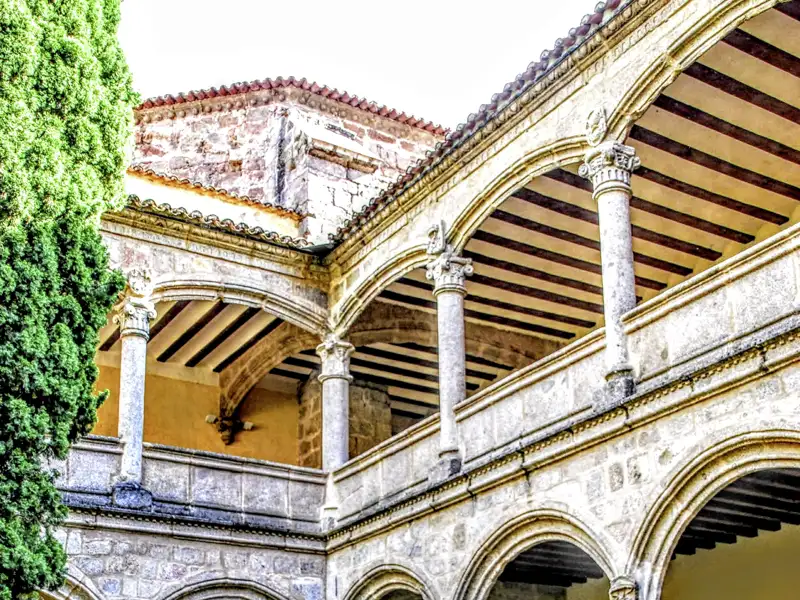 Auf dieser Rundreise durch Kastilien und die Extremadura reisen Sie auf kaiserlicher Route an Orte der spanischen Monarchie – darunter das Kloster von Yuste, in dem Karl V. seine letzten Lebensjahre verbrachte. Ihre Studiosus-Reiseleiterin erweckt vor Ort die Geschichte zum Leben und lässt Sie die Abenddämmerung seiner Herrschaft eindrucksvoll nacherleben.