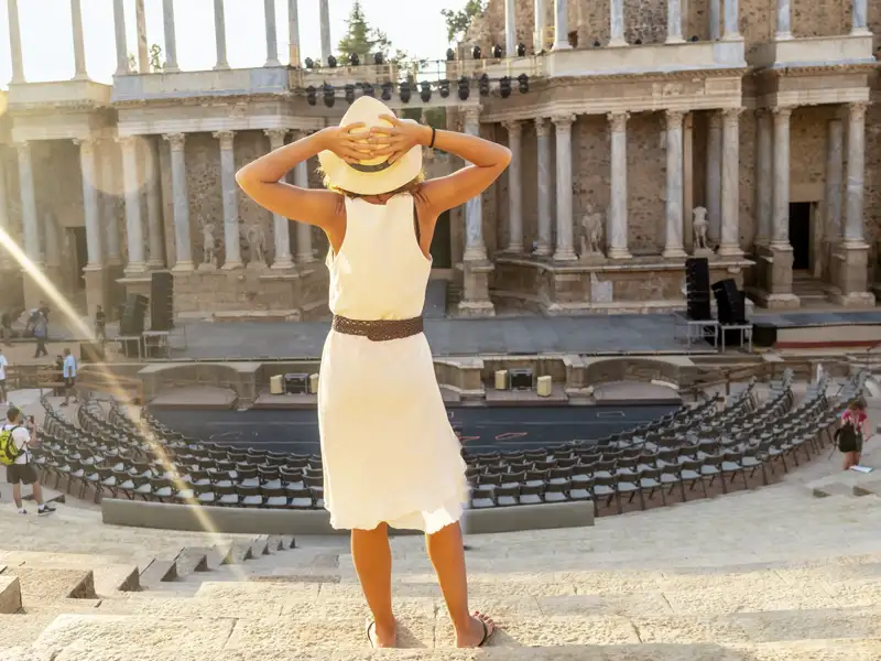 Auf unser Klassik-Rundreise durch Kastilien und die Extremadura entdecken wir in Mérida beeindruckende Zeugnisse der römischen Antike: Wir spazieren vorbei an Amphitheater, Arena und Aquädukten und nehmen uns Zeit, die römische Kunst im Nationalmuseum für Römische Kunst in Ruhe zu erleben.