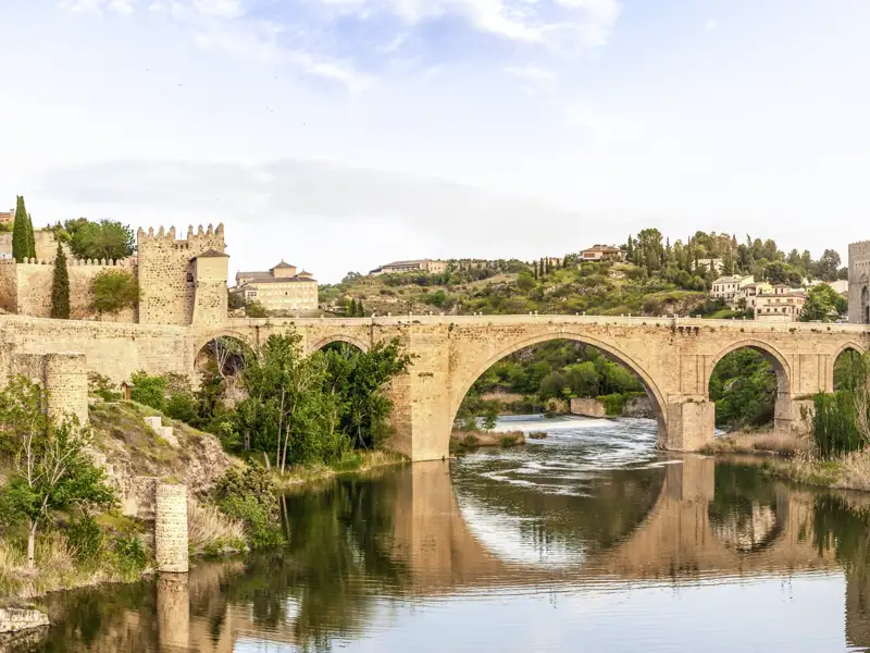 Hoch über dem Río Tajo mit der malerischen Bogenbrücke San Martín thront die historische Stadt Toledo (UNESCO-Weltkulturerbe). Auf unserer Studienreise durch Kastilien und die Extremadura  tauchen Sie ein in die faszinierende Geschichte: Ihre Reiseleiterin führt Sie durch das verwinkelte Gassengewirr, zur beeindruckenden Kathedrale und zu einer der historischen Synagogen.