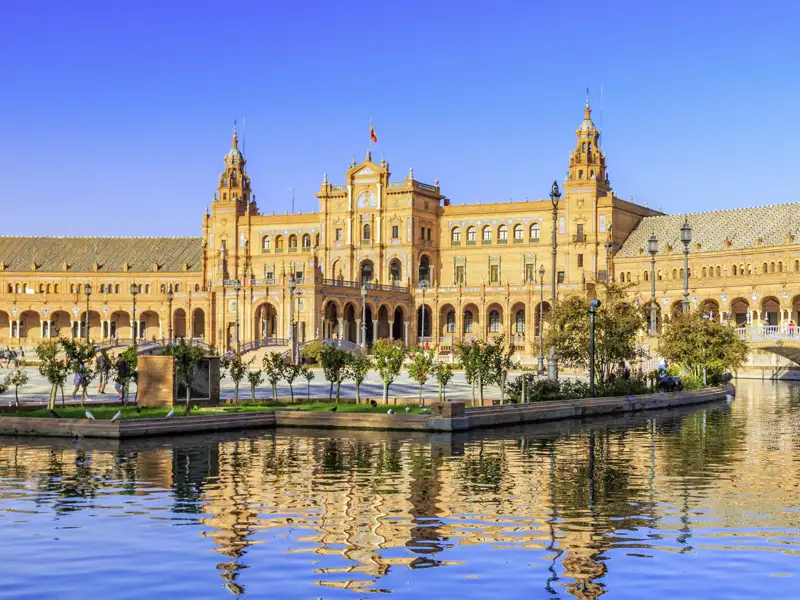 Auf unserer Rundreise durch Andalusien besuchen wir Sevilla, die Hauptstadt der Provinz Andalusien. Erhaben und elegant: der Gebäudekomplex an der Plaza de España