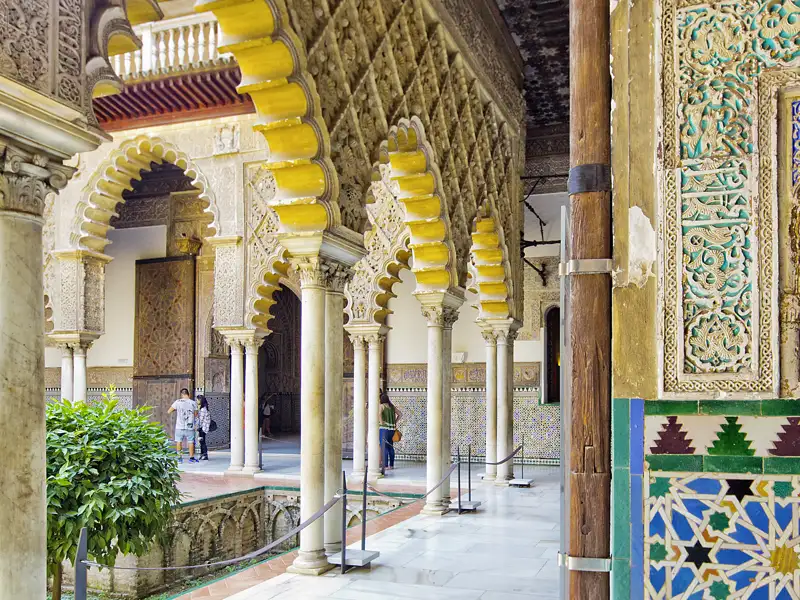Kunstvolle Säulen, Bögen und dekorativen Fliesen im Patio de las Doncellas, im Mädchenhof, des Palastes Real Alcázar, dem mittelalterlichen Königspalast in Sevilla