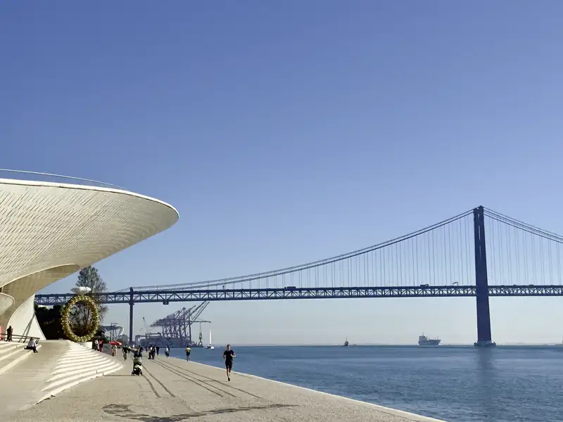Auf unserer Studienreise zu Portugals Höhepunkten besichtigen wir auch die Ponte 25 de Abril in Lissabon.