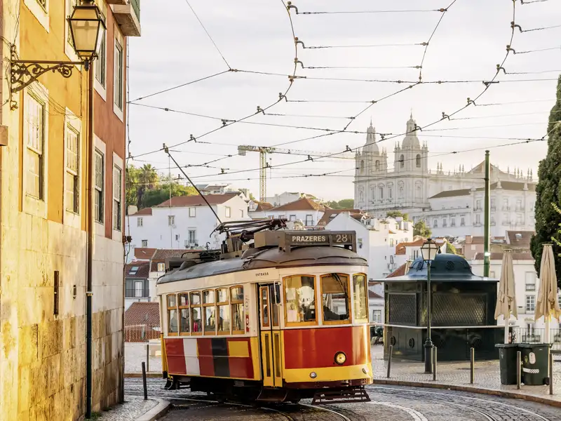 Die gelben Trams - die Elétricos de Lisboa - gelten als Wahrzeichen Lissabons. Das sollten Sie sich während unseres Aufenthalts in der Hauptstadt Portugals nicht entgehen lassen.