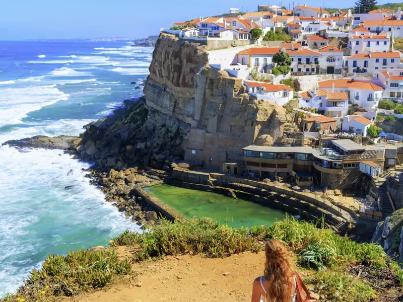 Auf unserer Studienreise zu Portugals Höhepunkten besichtigen wir auch das Küstenstädtchen Sintra mit seinem Naturpool an der felsigen Küste.