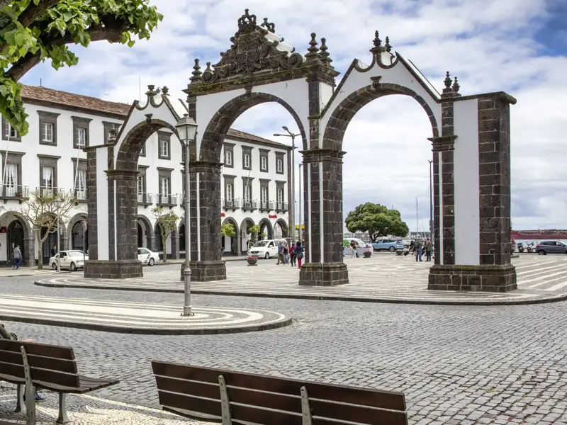 Das ehemalige Stadttor von Ponta Delgada besteht aus drei imposanten Bögen aus Basaltstein. Sie sind mit symbolischen Elementen wie dem königlichen Wappen und dem Stadtwappen verziert und das Wahrzeichen der Stadt.