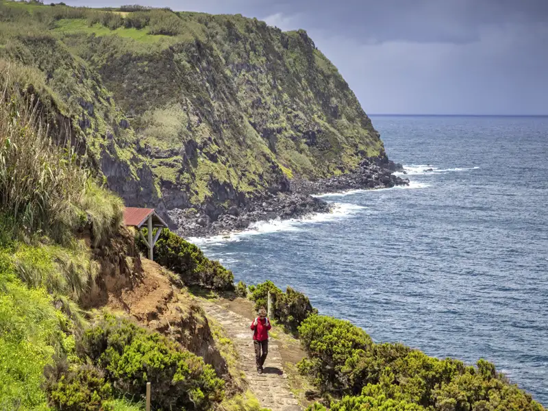 Die Küsten der Azoreninsel laden ein zum Wandern – atemberaubende Ausblicke garantiert.