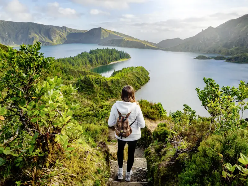 Die Azoreninsel Sao Miguel ist vulkanischen Ursprungs – sichtbar ist das nicht nur an ihren vulkanischen Kratern und tiefen Lagunen, sondern auch an der zerklüftenen Küste.
