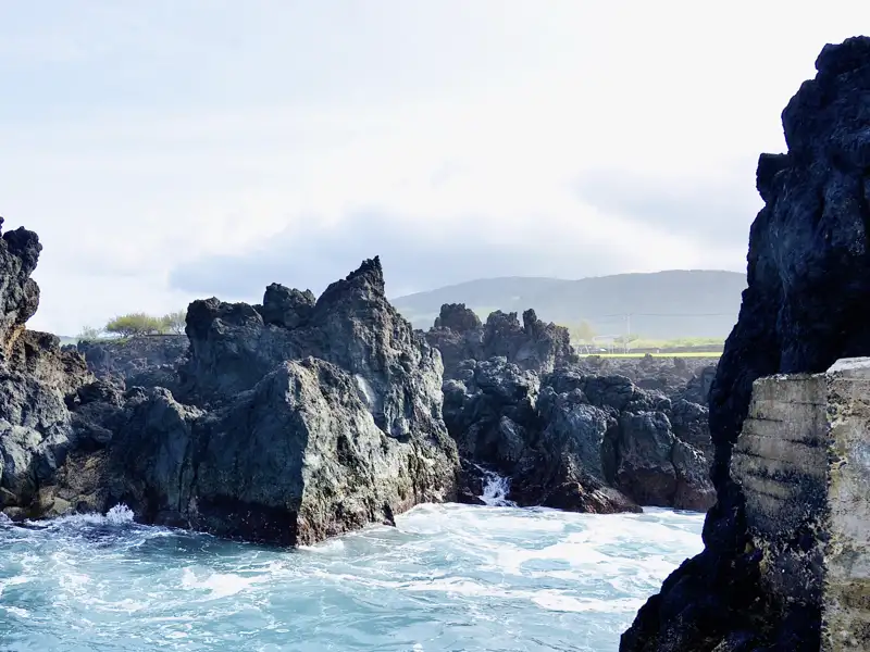 Bei Biscoitos bildet ehemalige Lava, die im Meer erstarrt ist, bizarre Felsformationen.