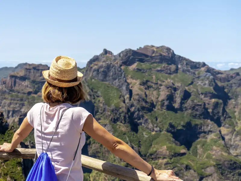 Auf unserer Standortreise nach Madeira unternehmen wir Wanderungen und Ausflüge auch ins Gebirge, das die Mitte der Insel prägt. Hier kann man grandiose Ausblicke zum Beispiel vom Pico do Arieiro, Madeiras zweithöchstem Gipfel genießen.