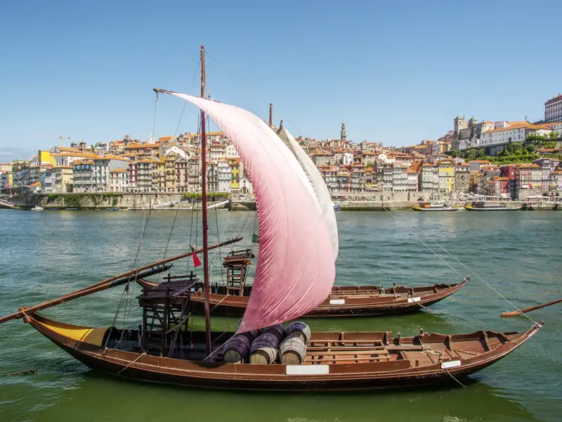 Auf unserer Rundreise wohnen wir zentral in Porto und erkunden die Stadt. Auf dem Fluss Douro treiben auch heute noch die traditionellen Segelboote, mit denen früher der Portwein transportiert wurde.