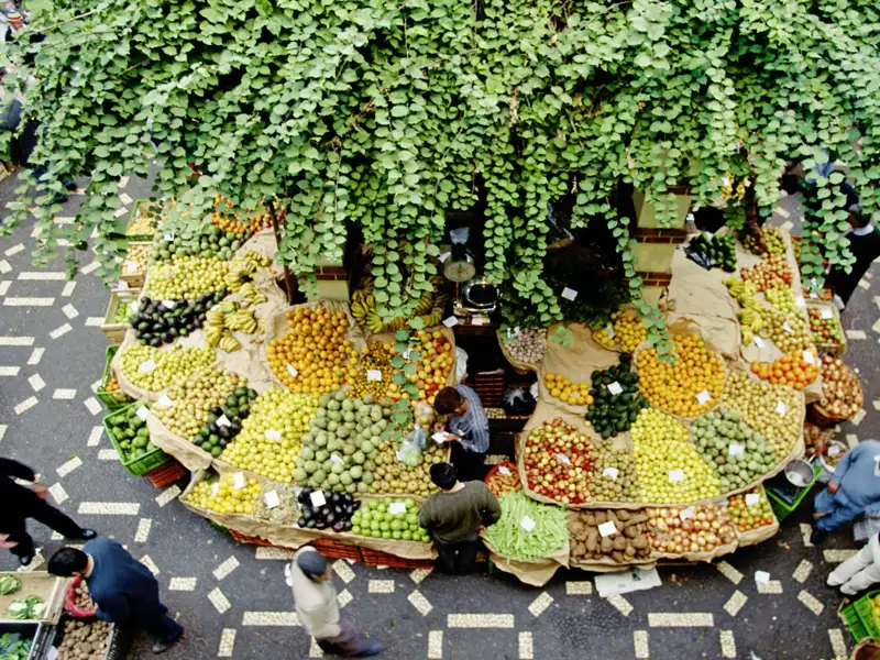 Auf unserer Rundreise mit Standorthotel auf Madeira sind wir begeistert vom bunten Gemüsemarkt in Funchal.