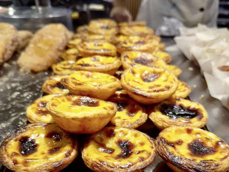 Auf unserer zweiwöchigen Reise durch Portugal probieren wir die lokale Küche. Pastel de Nata sind  ein traditionelles portugiesisches Gebäck, das man am besten frisch, warm und mit Zimt bestreut genießt.