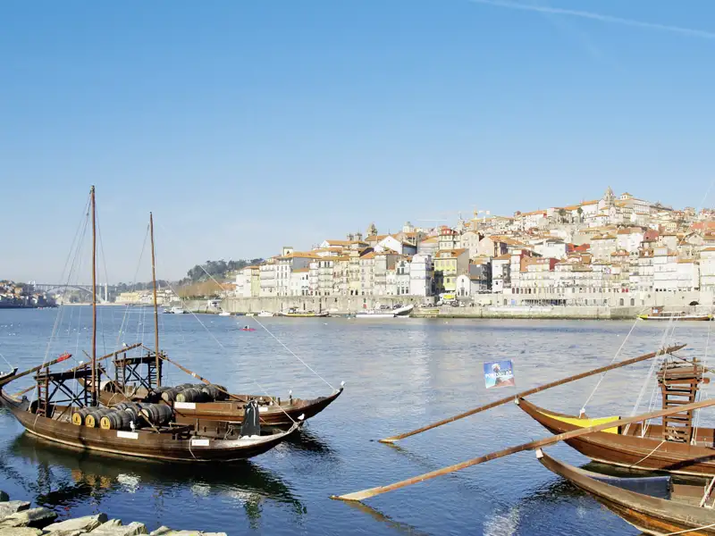 Auf unserer Gruppeneise durch Portugal unternehmen wir eine Bootstour auf dem Douro in Porto, vorbei an historischen Portweinschiffen, auch Rabelos genannt, mit denen früher die süße Spezialität den Douro herunter transportiert wurde.