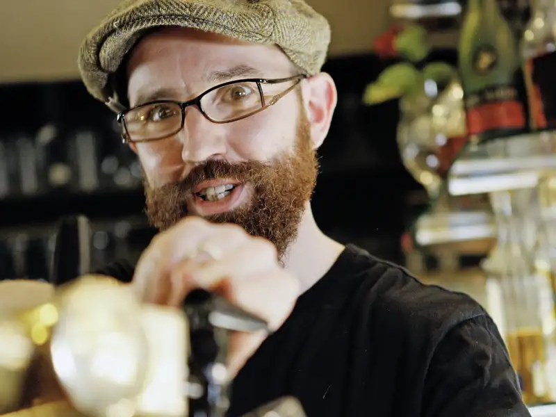 Cheers! Ihr Reiseleiter gibt im Pub eine Runde Bier aus – der gesellige Abschluss eines erlebnisreichen Tages in Schottland. Auf dieser 19-tägigen Studienreise im Komfortbus erleben Sie Schottland und England umfassend und auf angenehme Art.