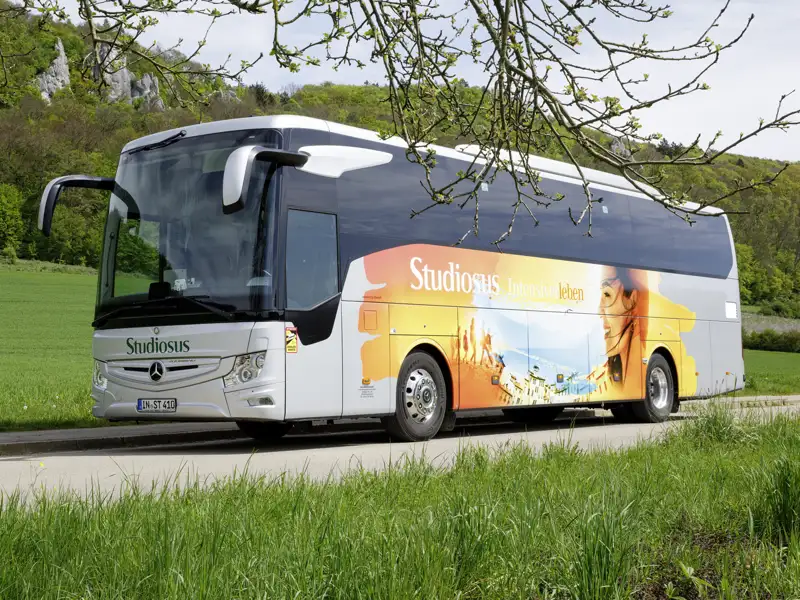 Der Weg ist das Ziel auf dieser Studienreise im besonders bequemen Komfortbus. Der 5-Sterne-Standard verspricht außergewöhnliche Beinfreiheit, der freie Internetzugang sowie die Bordküche mit Espresso-Maschine sorgen zusätzlich für entspanntes Reisen. Kurz: ein Bus zum Wohlfühlen und Reisen.