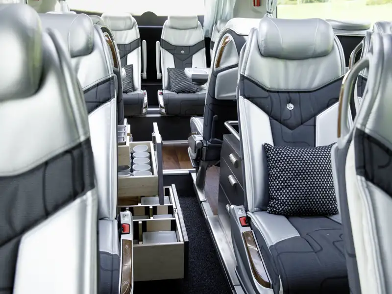 Zur Ausstattung des Komfortbusses gehört auch hochwertiges Geschirr - perfekt für die Pausen unterwegs!