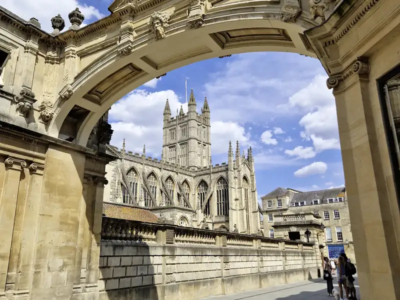 Die Stadt Bath lockt auf unserer 19-tägigen Studienreise mit dem Komfortbus durch Großbritannien nicht nur mit ihrer Abteikirche.