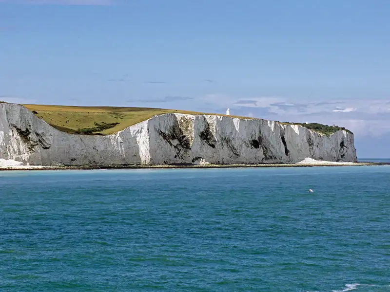 So sehen wir die Kreidefelsen von Dover von der Fähre aus. Wenn wir dabei wehmütig werden, war es eine schöne Zeit auf unserer Komfortbus-Studienreise nach Großbritannien.