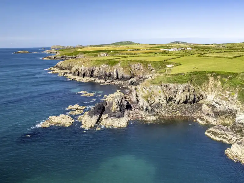 Die wildromantische Küste von Pembrokeshire in Wales verbirgt einen Schatz: den Ort St David's. Wir heben ihn auf unserer Gruppenreise nach Wales.