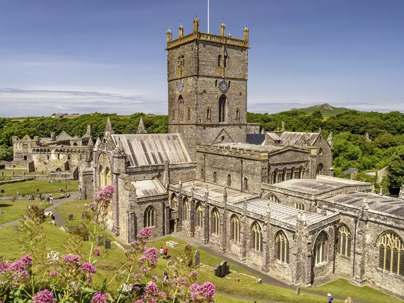 Auf unserer Gruppenreise nach Wales finden wir die gut versteckte Kathedrale von St David's.