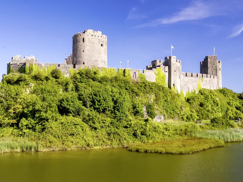 Fantastische Natur und alte Gemäuer: Pembroke Castle ist nur eine unserer Entdeckungen auf unserer Rundreise durch Wales.