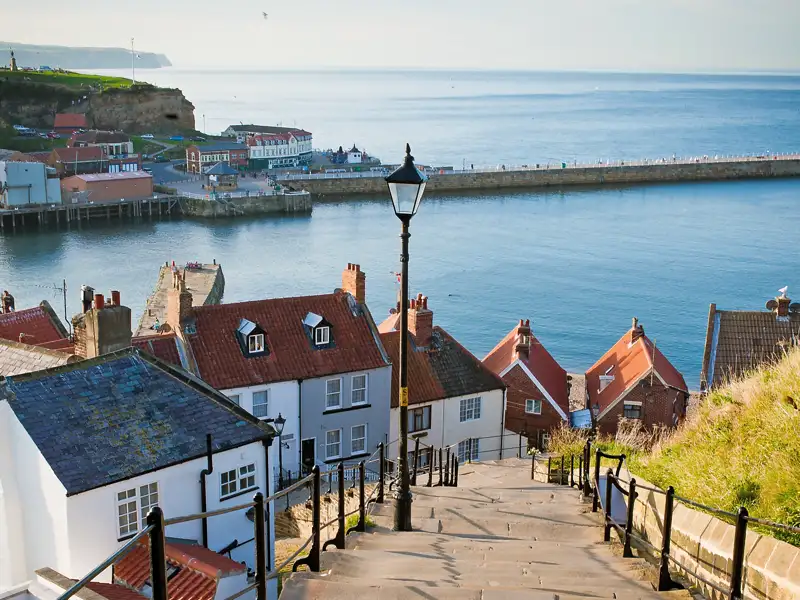 Besuchen Sie mit uns die wunderschöne Hafenstadt Whitby an der Nordseeküste der Grafschaft Yorkshire in England und bewundern Sie das ehemalige Kloster Whitby Abbey.