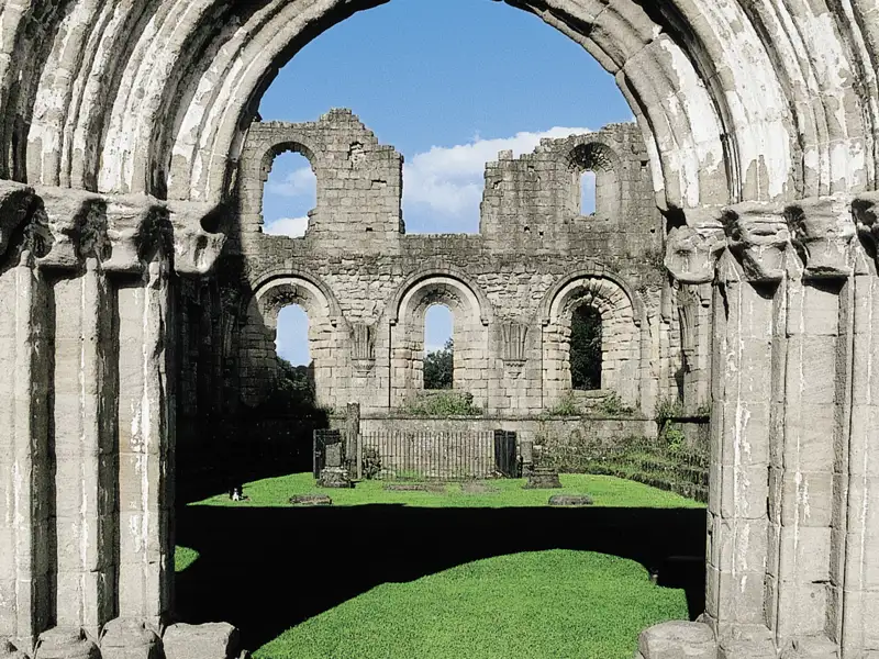 Auf unserer Rundreise durch Nordengland sehen wir romantische Klosterruinen, wie hier in Fountains Abbey.