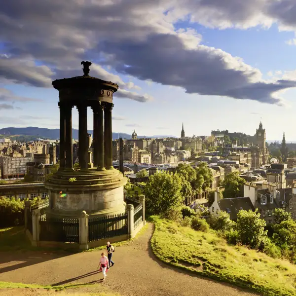 Auf unserer Schottlandrundreise besuchen wir Edinburgh, die schottische Hauptstadt glänzt nicht nur durch ihre Burg.