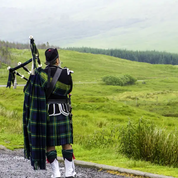 Ob in der Natur oder in den Städten: Überall begegnet uns auf unserer Schottland-Rundreise die schottische Kultur in Form ihrer Menschen. Diese kleiden sich gerne traditionell, wie der Herr hier, der Kilt trägt und Dudelsack spielt.