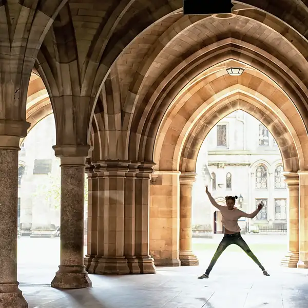 Schottlands Städte haben sich in den vergangenen Jahren prächtig entwickelt, Klassik und Moderne treffen wie hier in Glasgow sehr fotogen aufeinander, wie wir auf unserer achttägigen Studienreise Schottland – im Überblick sehen werden.