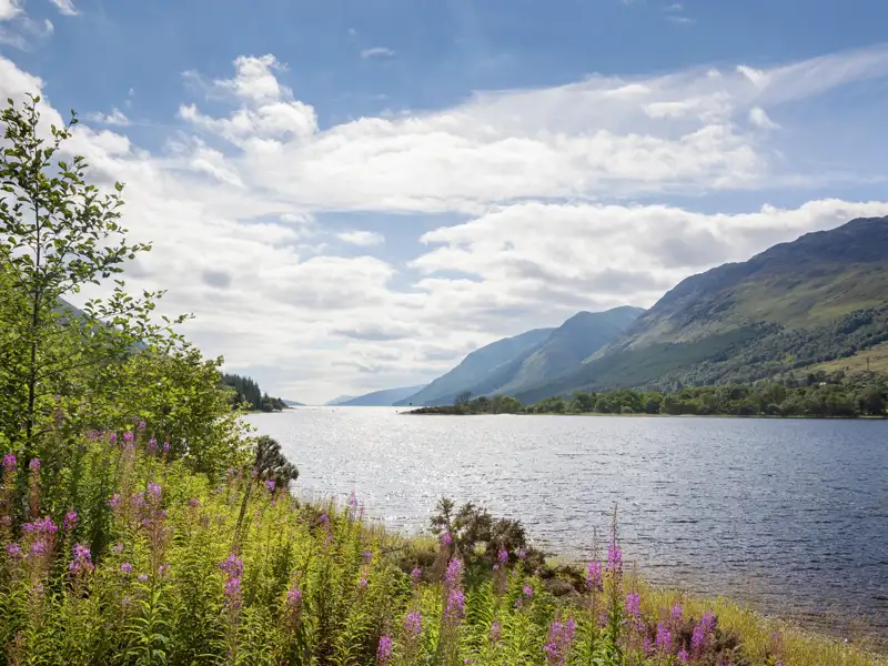Besuchen Sie mit uns auf unserer Studienreise Loch Ness, den zweitgrößten See Schottlands, und genießen Sie die traumhafte Kulisse umgeben von Bergen und Natur!