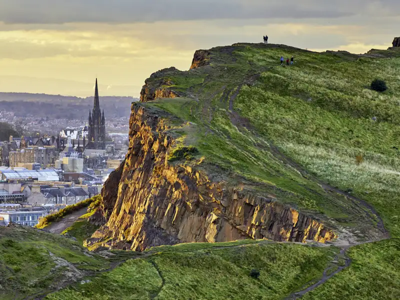 Der Charme von Edinburgh, eine Station unserer Gruppenreise durch Schottland, besteht darin, dass man vom urbanen Stadtzentrum mit seinen grauen Häusern sehr schnell im Grünen ist.