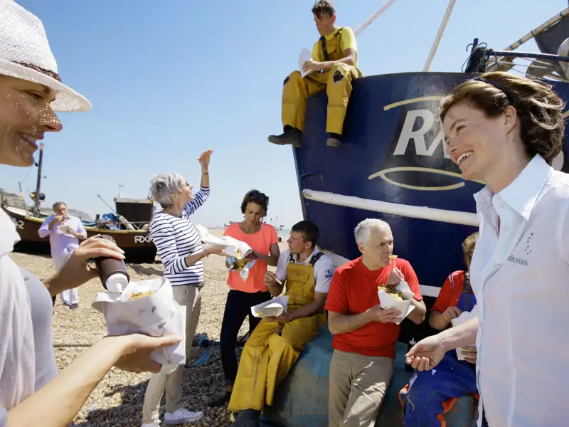 Auf unserer Gruppenreise auf die Kanalinseln sollten Sie in jedem Fall mal eine Tüte Fish & Chips probieren!