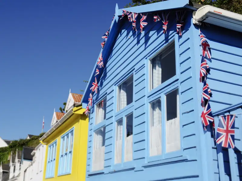 Auf unserer Gruppenreise nach Jersey sind viele Farbtupfer zu entdecken - wie hier in Rozel Harbour.
