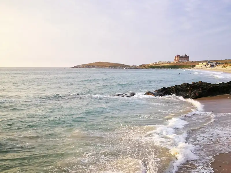 Meeresrauschen unter blauem Himmel an der Küste Cornwalls erwartet uns auf unserer Rundreise durch Südengland.