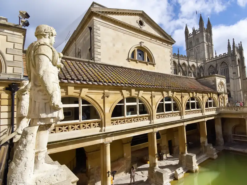 Auf unserer Studienreise nach Südengland kommen wir für einen Tagesausflug mit der Bahn nach Bath. Baden kann man heute in den römischen Bädern nicht mehr, aber in der modernen Therme.