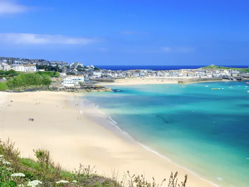 Auf unserer Rundreise durch Südengland sind wir drei Nächte in Cornwall und können die malerischen Strände, wie hier bei St. Ives genießen.