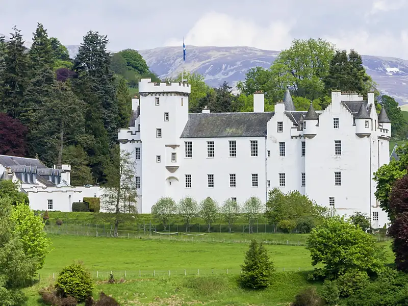 Besuchen Sie mit uns Blair Castle in Perthshire auf unserer Studienreise durch Schottland und bestaunen Sie die Landschaftsidylle in der Umgebung der Burg.
