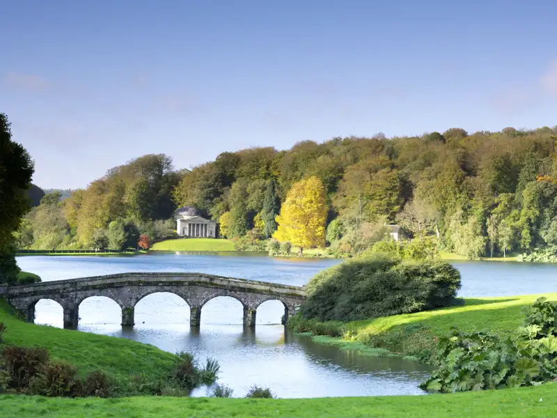 Landschaft und Gartenkunst werden eins: Auf unserer Studienreise nach Südengland besuchen wir natürlich auch Stourhead – ein Bild von einem Landschaftsgarten!