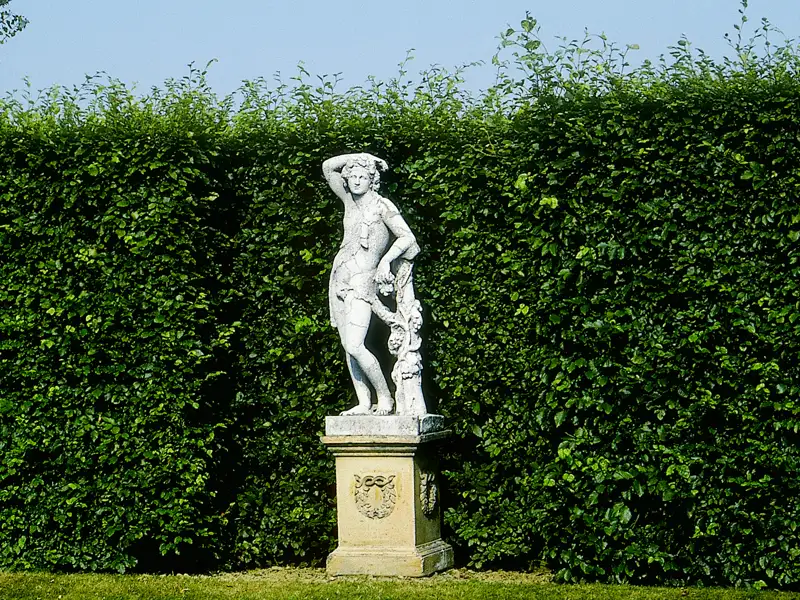 Auf unserer Studienreise nach Südengland besuchen wir den von der Schriftstellerin Victoria Sackville-West angelegten Garten von Sissinghurst, wo Sie sich von Statuen und Gartenkunst inmitten purer Natur inspirieren lassen können.